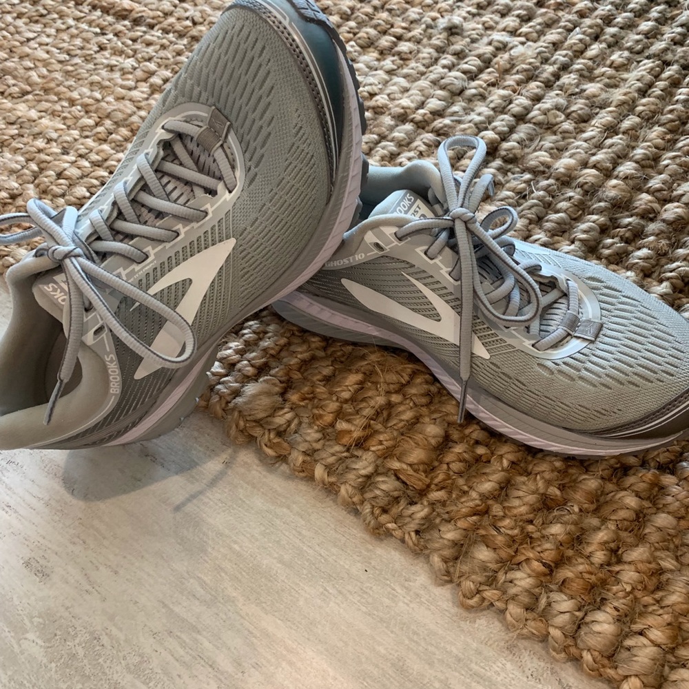 Like new Brooks Ghost 10 sneakers